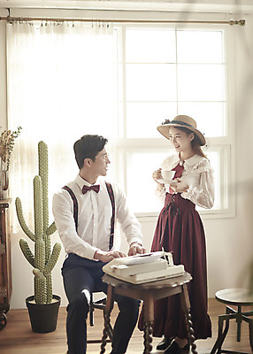 포토 JPG 스튜디오촬영 부부 커플 여자 남자 행복 여유 신부 신랑 결혼 티타임 실내 사랑 서기 미소 앉기 상반신 20대 성인 두명 앞모습 옆모습 30대 다정 한국인 찻잔 즐거움 복고 타자기 성인만 웨딩촬영 뉴트로 경성사진 경성의상 국내포토 옷 감정 뷰포인트 컨셉 관계 모션 휴식 잔 표정 사람 동양인 이벤트 청년 내부 장년 골동품 기념사진 파일형식