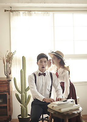 포토 JPG 스튜디오촬영 부부 커플 여자 남자 행복 신부 신랑 결혼 실내 사랑 서기 미소 앉기 상반신 20대 성인 두명 앞모습 옆모습 30대 다정 놀람 한국인 귓속말 즐거움 복고 타자기 성인만 웨딩촬영 뉴트로 경성사진 경성의상 국내포토 옷 감정 뷰포인트 컨셉 관계 모션 표정 사람 동양인 이벤트 청년 내부 장년 골동품 기념사진 파일형식