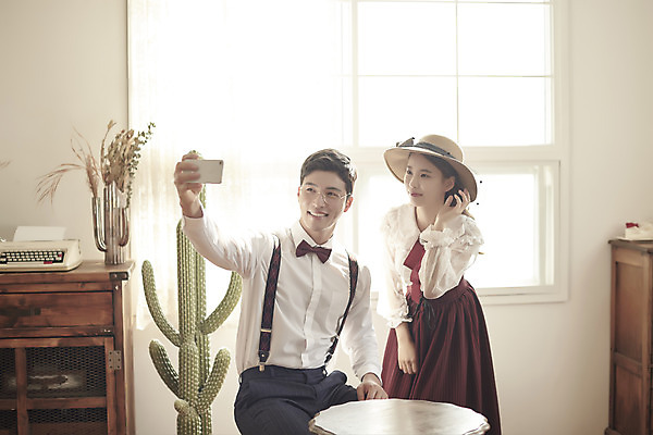 포토 JPG 스튜디오촬영 부부 커플 여자 남자 행복 신부 신랑 결혼 실내 사랑 서기 미소 들기 앉기 상반신 20대 성인 두명 앞모습 30대 스마트폰 다정 한국인 셀프카메라 즐거움 복고 성인만 웨딩촬영 뉴트로 경성사진 경성의상 국내포토 옷 감정 뷰포인트 컨셉 관계 모션 표정 사람 동양인 이벤트 청년 내부 장년 핸드폰 스마트기기 사진촬영 기념사진 파일형식