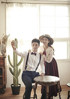 포토 JPG 스튜디오촬영 부부 커플 여자 남자 행복 신부 신랑 결혼 실내 사랑 서기 미소 들기 앉기 상반신 20대 성인 두명 앞모습 옆모습 30대 스마트폰 다정 한국인 셀프카메라 즐거움 복고 성인만 웨딩촬영 뉴트로 경성사진 경성의상 국내포토 옷 감정 뷰포인트 컨셉 관계 모션 표정 사람 동양인 이벤트 청년 내부 장년 핸드폰 스마트기기 사진촬영 기념사진 파일형식