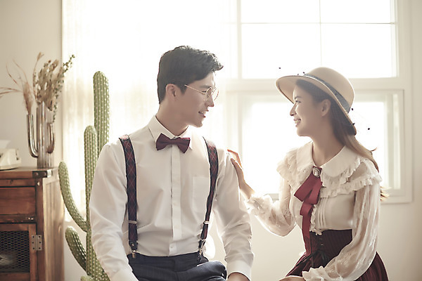 포토 JPG 스튜디오촬영 부부 커플 여자 남자 행복 신부 신랑 결혼 실내 사랑 미소 앉기 상반신 20대 성인 두명 앞모습 옆모습 30대 마주보기 다정 한국인 즐거움 복고 성인만 웨딩촬영 뉴트로 경성사진 경성의상 국내포토 옷 감정 뷰포인트 컨셉 관계 모션 표정 사람 동양인 이벤트 청년 내부 장년 기념사진 파일형식