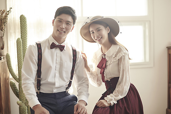 포토 JPG 스튜디오촬영 부부 커플 여자 남자 행복 신부 신랑 결혼 실내 사랑 미소 앉기 상반신 20대 성인 두명 앞모습 옆모습 30대 다정 한국인 즐거움 복고 성인만 어깨에손 웨딩촬영 뉴트로 경성사진 경성의상 국내포토 옷 감정 뷰포인트 컨셉 관계 모션 표정 사람 동양인 이벤트 청년 내부 장년 기념사진 파일형식