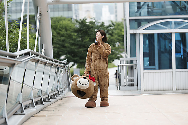 포토 JPG 주간 전신 여학생 여자 음료 대학생 대학생라이프 휴식 피곤 한명 사람 20대 성인 야외 앞모습 아웃포커스 걷기 곰인형 한국인 열정 여대생 아르바이트 인형탈 힘듦 성인여자한명만 판교 최저임금 비정규직 국내포토 자연요소 1 학생 라이프스타일 감정 인형 뷰포인트 컨셉 비즈니스 모션 촬영기법 동양인 청년 경제 탈 여자한명만 성인여자만 분당 파일형식