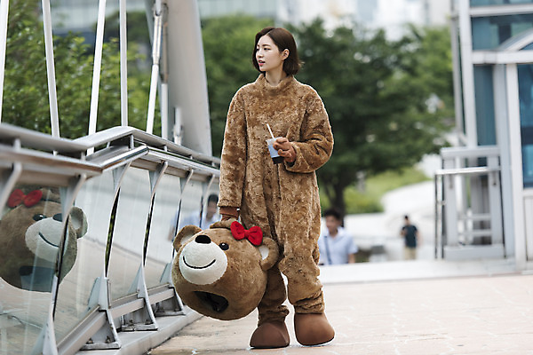 포토 JPG 주간 전신 여학생 여자 음료 대학생 대학생라이프 휴식 피곤 한명 사람 20대 성인 야외 앞모습 아웃포커스 걷기 곰인형 한국인 열정 여대생 아르바이트 인형탈 힘듦 성인여자한명만 판교 최저임금 비정규직 국내포토 자연요소 1 학생 라이프스타일 감정 인형 뷰포인트 컨셉 비즈니스 모션 촬영기법 동양인 청년 경제 탈 여자한명만 성인여자만 분당 파일형식