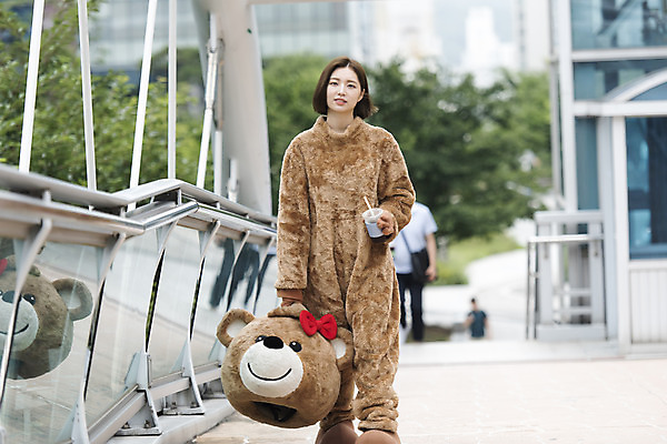 포토 JPG 주간 전신 여학생 여자 음료 대학생 대학생라이프 휴식 피곤 한명 사람 20대 성인 야외 앞모습 아웃포커스 걷기 곰인형 한국인 열정 여대생 아르바이트 인형탈 힘듦 성인여자한명만 판교 최저임금 비정규직 국내포토 자연요소 1 학생 라이프스타일 감정 인형 뷰포인트 컨셉 비즈니스 모션 촬영기법 동양인 청년 경제 탈 여자한명만 성인여자만 분당 파일형식