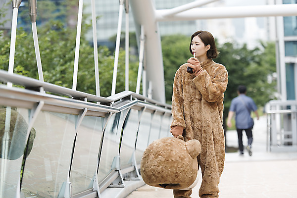 포토 JPG 주간 여학생 여자 음료 대학생 대학생라이프 피곤 한명 사람 상반신 20대 성인 야외 앞모습 아웃포커스 걷기 곰인형 한국인 열정 여대생 아르바이트 인형탈 힘듦 성인여자한명만 판교 최저임금 비정규직 국내포토 자연요소 1 학생 라이프스타일 감정 인형 뷰포인트 컨셉 비즈니스 모션 촬영기법 동양인 청년 경제 탈 여자한명만 성인여자만 분당 파일형식