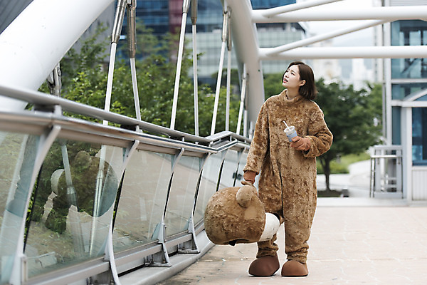포토 JPG 주간 전신 여학생 여자 음료 대학생 대학생라이프 휴식 피곤 한명 사람 20대 성인 야외 앞모습 걷기 곰인형 한국인 열정 여대생 아르바이트 인형탈 힘듦 성인여자한명만 판교 최저임금 비정규직 국내포토 자연요소 1 학생 라이프스타일 감정 인형 뷰포인트 컨셉 비즈니스 모션 동양인 청년 경제 탈 여자한명만 성인여자만 분당 파일형식