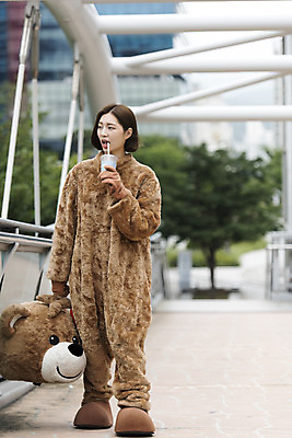 포토 JPG 주간 전신 여학생 여자 음료 대학생 대학생라이프 휴식 피곤 한명 사람 20대 성인 야외 앞모습 아웃포커스 곰인형 한국인 열정 여대생 아르바이트 인형탈 힘듦 성인여자한명만 판교 최저임금 비정규직 국내포토 자연요소 1 학생 라이프스타일 감정 인형 뷰포인트 컨셉 비즈니스 촬영기법 동양인 청년 경제 탈 여자한명만 성인여자만 분당 파일형식