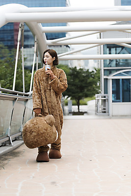 포토 JPG 주간 전신 여학생 여자 음료 대학생 대학생라이프 휴식 피곤 한명 사람 20대 성인 야외 앞모습 아웃포커스 걷기 곰인형 한국인 열정 여대생 아르바이트 인형탈 힘듦 성인여자한명만 판교 최저임금 비정규직 국내포토 자연요소 1 학생 라이프스타일 감정 인형 뷰포인트 컨셉 비즈니스 모션 촬영기법 동양인 청년 경제 탈 여자한명만 성인여자만 분당 파일형식