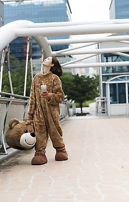 포토 JPG 주간 전신 여학생 여자 음료 대학생 대학생라이프 휴식 피곤 한명 사람 20대 성인 야외 앞모습 아웃포커스 걷기 곰인형 한국인 열정 여대생 아르바이트 인형탈 힘듦 성인여자한명만 판교 최저임금 비정규직 국내포토 자연요소 1 학생 라이프스타일 감정 인형 뷰포인트 컨셉 비즈니스 모션 촬영기법 동양인 청년 경제 탈 여자한명만 성인여자만 분당 파일형식