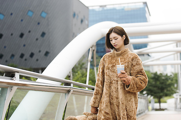 포토 JPG 주간 여학생 여자 음료 대학생 대학생라이프 피곤 한명 사람 상반신 20대 성인 야외 앞모습 아웃포커스 걷기 곰인형 한국인 열정 여대생 아르바이트 인형탈 힘듦 성인여자한명만 판교 최저임금 비정규직 국내포토 자연요소 1 학생 라이프스타일 감정 인형 뷰포인트 컨셉 비즈니스 모션 촬영기법 동양인 청년 경제 탈 여자한명만 성인여자만 분당 파일형식