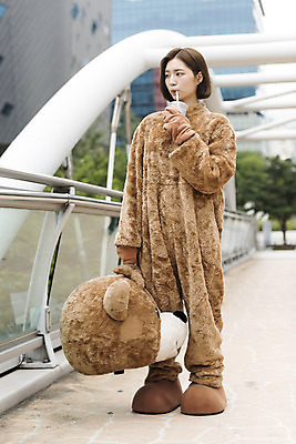 포토 JPG 주간 전신 여학생 여자 음료 대학생 대학생라이프 휴식 피곤 한명 서기 사람 20대 성인 야외 앞모습 아웃포커스 곰인형 한국인 열정 여대생 아르바이트 인형탈 힘듦 성인여자한명만 판교 최저임금 비정규직 국내포토 자연요소 1 학생 라이프스타일 감정 인형 뷰포인트 컨셉 비즈니스 모션 촬영기법 동양인 청년 경제 탈 여자한명만 성인여자만 분당 파일형식