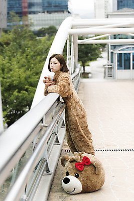 포토 JPG 주간 전신 여학생 여자 음료 대학생 대학생라이프 휴식 피곤 한명 서기 사람 20대 성인 야외 옆모습 아웃포커스 곰인형 한국인 열정 여대생 아르바이트 인형탈 힘듦 성인여자한명만 판교 최저임금 비정규직 국내포토 자연요소 1 학생 라이프스타일 감정 인형 뷰포인트 컨셉 비즈니스 모션 촬영기법 동양인 청년 경제 탈 여자한명만 성인여자만 분당 파일형식