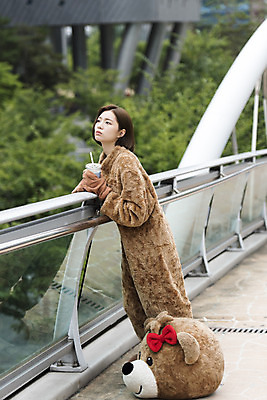 포토 JPG 주간 전신 여학생 여자 음료 대학생 대학생라이프 휴식 피곤 한명 서기 사람 20대 성인 야외 옆모습 아웃포커스 곰인형 한국인 열정 여대생 아르바이트 인형탈 힘듦 성인여자한명만 판교 최저임금 비정규직 국내포토 자연요소 1 학생 라이프스타일 감정 인형 뷰포인트 컨셉 비즈니스 모션 촬영기법 동양인 청년 경제 탈 여자한명만 성인여자만 분당 파일형식