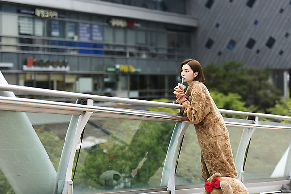 포토 JPG 주간 여학생 여자 음료 대학생 대학생라이프 휴식 피곤 한명 서기 사람 상반신 20대 성인 야외 옆모습 아웃포커스 곰인형 한국인 열정 여대생 아르바이트 인형탈 힘듦 성인여자한명만 판교 최저임금 비정규직 국내포토 자연요소 1 학생 라이프스타일 감정 인형 뷰포인트 컨셉 비즈니스 모션 촬영기법 동양인 청년 경제 탈 여자한명만 성인여자만 분당 파일형식