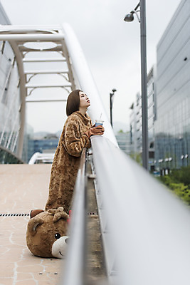 포토 JPG 주간 전신 여학생 여자 음료 대학생 대학생라이프 휴식 피곤 한명 서기 사람 20대 성인 야외 옆모습 아웃포커스 곰인형 한국인 열정 여대생 아르바이트 인형탈 힘듦 성인여자한명만 판교 최저임금 비정규직 국내포토 자연요소 1 학생 라이프스타일 감정 인형 뷰포인트 컨셉 비즈니스 모션 촬영기법 동양인 청년 경제 탈 여자한명만 성인여자만 분당 파일형식