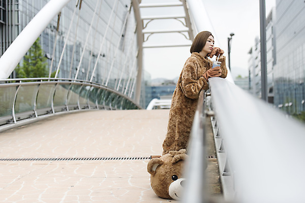 포토 JPG 주간 전신 여학생 여자 음료 대학생 대학생라이프 휴식 피곤 한명 서기 사람 20대 성인 야외 옆모습 아웃포커스 곰인형 한국인 열정 여대생 아르바이트 인형탈 힘듦 성인여자한명만 판교 최저임금 비정규직 국내포토 자연요소 1 학생 라이프스타일 감정 인형 뷰포인트 컨셉 비즈니스 모션 촬영기법 동양인 청년 경제 탈 여자한명만 성인여자만 분당 파일형식
