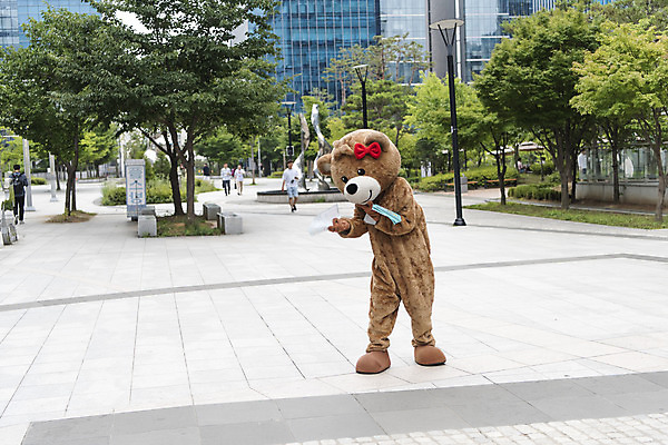 포토 JPG 주간 전신 여학생 여자 대학생 대학생라이프 한명 사람 20대 성인 야외 앞모습 걷기 곰인형 한국인 즐거움 전단 열정 나눔 여대생 아르바이트 보람 인형탈 성인여자한명만 판교 최저임금 비정규직 국내포토 자연요소 1 학생 라이프스타일 감정 인형 뷰포인트 비즈니스 모션 동양인 청년 경제 홍보물 탈 여자한명만 성인여자만 분당 파일형식