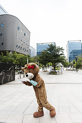 포토 JPG 주간 전신 여학생 여자 대학생 대학생라이프 한명 서기 사람 20대 성인 야외 옆모습 곰인형 한국인 즐거움 전단 열정 나눔 여대생 아르바이트 보람 인형탈 성인여자한명만 판교 최저임금 비정규직 국내포토 자연요소 1 학생 라이프스타일 감정 인형 뷰포인트 비즈니스 모션 동양인 청년 경제 홍보물 탈 여자한명만 성인여자만 분당 파일형식