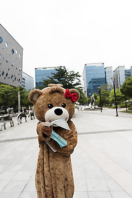 포토 JPG 주간 여학생 여자 대학생 대학생라이프 한명 사람 상반신 20대 성인 야외 앞모습 아웃포커스 곰인형 한국인 즐거움 전단 열정 나눔 여대생 아르바이트 보람 인형탈 성인여자한명만 판교 최저임금 비정규직 국내포토 자연요소 1 학생 라이프스타일 감정 인형 뷰포인트 비즈니스 촬영기법 동양인 청년 경제 홍보물 탈 여자한명만 성인여자만 분당 파일형식