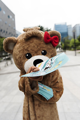 포토 JPG 주간 여학생 여자 대학생 대학생라이프 한명 사람 상반신 20대 성인 야외 앞모습 아웃포커스 곰인형 한국인 즐거움 전단 열정 여대생 아르바이트 보람 인형탈 성인여자한명만 판교 최저임금 비정규직 국내포토 자연요소 1 학생 라이프스타일 감정 인형 뷰포인트 비즈니스 촬영기법 동양인 청년 경제 홍보물 탈 여자한명만 성인여자만 분당 파일형식