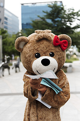 포토 JPG 주간 여학생 여자 대학생 대학생라이프 한명 사람 상반신 20대 성인 야외 앞모습 아웃포커스 곰인형 한국인 즐거움 전단 열정 나눔 여대생 아르바이트 보람 인형탈 성인여자한명만 판교 최저임금 비정규직 국내포토 자연요소 1 학생 라이프스타일 감정 인형 뷰포인트 비즈니스 촬영기법 동양인 청년 경제 홍보물 탈 여자한명만 성인여자만 분당 파일형식