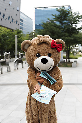 포토 JPG 주간 여학생 여자 대학생 대학생라이프 한명 사람 상반신 20대 성인 야외 앞모습 아웃포커스 곰인형 한국인 즐거움 전단 열정 나눔 여대생 아르바이트 보람 인형탈 성인여자한명만 판교 최저임금 비정규직 국내포토 자연요소 1 학생 라이프스타일 감정 인형 뷰포인트 비즈니스 촬영기법 동양인 청년 경제 홍보물 탈 여자한명만 성인여자만 분당 파일형식