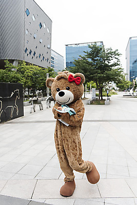 포토 JPG 주간 전신 여학생 여자 대학생 대학생라이프 한명 서기 사람 20대 성인 야외 앞모습 곰인형 한국인 즐거움 전단 열정 나눔 여대생 아르바이트 보람 인형탈 성인여자한명만 판교 최저임금 비정규직 국내포토 자연요소 1 학생 라이프스타일 감정 인형 뷰포인트 비즈니스 모션 동양인 청년 경제 홍보물 탈 여자한명만 성인여자만 분당 파일형식