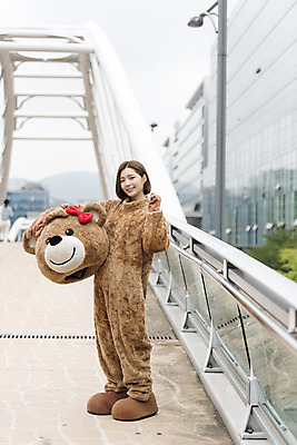 포토 JPG 주간 전신 여학생 여자 대학생 대학생라이프 한명 서기 미소 사람 20대 성인 야외 옆모습 아웃포커스 파이팅 곰인형 한국인 즐거움 열정 여대생 아르바이트 보람 인형탈 성인여자한명만 판교 최저임금 비정규직 국내포토 자연요소 1 학생 라이프스타일 감정 인형 뷰포인트 비즈니스 모션 촬영기법 표정 동양인 청년 경제 탈 여자한명만 성인여자만 분당 파일형식