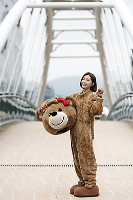 포토 JPG 주간 전신 여학생 여자 대학생 대학생라이프 한명 서기 미소 사람 20대 성인 야외 옆모습 아웃포커스 파이팅 곰인형 한국인 즐거움 열정 여대생 아르바이트 보람 인형탈 성인여자한명만 판교 최저임금 비정규직 국내포토 자연요소 1 학생 라이프스타일 감정 인형 뷰포인트 비즈니스 모션 촬영기법 표정 동양인 청년 경제 탈 여자한명만 성인여자만 분당 파일형식