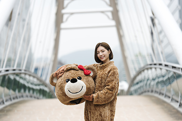 포토 JPG 주간 여학생 여자 대학생 대학생라이프 한명 서기 사람 상반신 20대 성인 야외 앞모습 아웃포커스 곰인형 한국인 즐거움 열정 여대생 아르바이트 보람 인형탈 성인여자한명만 판교 최저임금 비정규직 국내포토 자연요소 1 학생 라이프스타일 감정 인형 뷰포인트 비즈니스 모션 촬영기법 동양인 청년 경제 탈 여자한명만 성인여자만 분당 파일형식