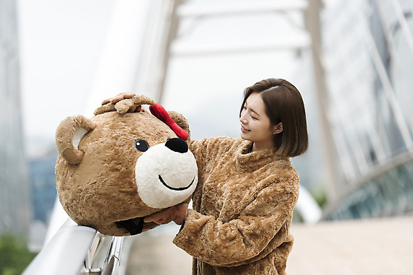 포토 JPG 주간 여학생 여자 대학생 대학생라이프 한명 사람 상반신 20대 성인 야외 옆모습 아웃포커스 곰인형 한국인 즐거움 열정 여대생 아르바이트 보람 인형탈 성인여자한명만 판교 최저임금 비정규직 국내포토 자연요소 1 학생 라이프스타일 감정 인형 뷰포인트 비즈니스 촬영기법 동양인 청년 경제 탈 여자한명만 성인여자만 분당 파일형식