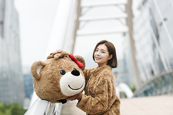 포토 JPG 주간 여학생 여자 대학생 대학생라이프 한명 서기 미소 사람 상반신 20대 성인 야외 옆모습 아웃포커스 곰인형 한국인 즐거움 열정 여대생 아르바이트 보람 인형탈 성인여자한명만 판교 최저임금 비정규직 국내포토 자연요소 1 학생 라이프스타일 감정 인형 뷰포인트 비즈니스 모션 촬영기법 표정 동양인 청년 경제 탈 여자한명만 성인여자만 분당 파일형식