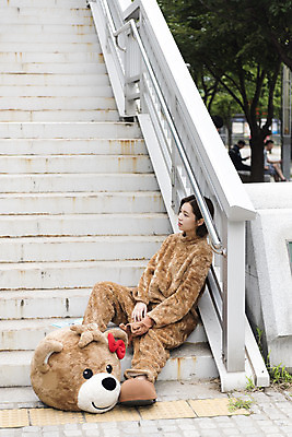 포토 JPG 주간 전신 여학생 여자 대학생 대학생라이프 휴식 피곤 한명 사람 앉기 20대 성인 야외 옆모습 곰인형 한국인 열정 여대생 아르바이트 인형탈 힘듦 성인여자한명만 판교 최저임금 비정규직 국내포토 자연요소 1 학생 라이프스타일 감정 인형 뷰포인트 컨셉 비즈니스 모션 동양인 청년 경제 탈 여자한명만 성인여자만 분당 파일형식