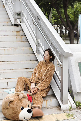 포토 JPG 주간 전신 여학생 여자 대학생 대학생라이프 피곤 한명 사람 앉기 20대 성인 야외 옆모습 계단 곰인형 한국인 열정 여대생 아르바이트 인형탈 힘듦 성인여자한명만 판교 최저임금 비정규직 국내포토 자연요소 1 학생 라이프스타일 감정 인형 뷰포인트 컨셉 비즈니스 모션 동양인 청년 경제 탈 여자한명만 성인여자만 분당 파일형식