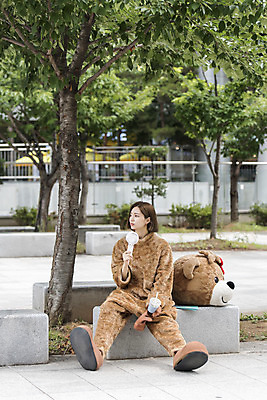 포토 JPG 주간 전신 나무 여학생 여자 음료 대학생 대학생라이프 휴식 피곤 한명 사람 앉기 20대 성인 야외 앞모습 곰인형 한국인 선풍기 열정 여대생 아르바이트 인형탈 힘듦 성인여자한명만 판교 최저임금 비정규직 손풍기 국내포토 자연요소 식물 1 학생 라이프스타일 감정 인형 뷰포인트 컨셉 비즈니스 모션 동양인 청년 경제 가전제품 휴대용 탈 여자한명만 성인여자만 분당 파일형식