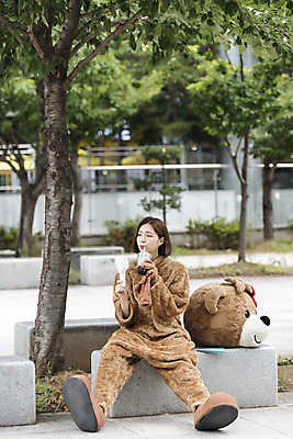 포토 JPG 주간 전신 여학생 여자 음료 대학생 대학생라이프 휴식 피곤 한명 사람 앉기 20대 성인 야외 앞모습 곰인형 한국인 선풍기 열정 여대생 아르바이트 인형탈 힘듦 성인여자한명만 판교 최저임금 비정규직 손풍기 국내포토 자연요소 1 학생 라이프스타일 감정 인형 뷰포인트 컨셉 비즈니스 모션 동양인 청년 경제 가전제품 휴대용 탈 여자한명만 성인여자만 분당 파일형식