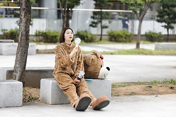 포토 JPG 주간 전신 여학생 여자 음료 대학생 대학생라이프 휴식 피곤 한명 사람 앉기 20대 성인 야외 앞모습 곰인형 한국인 열정 여대생 아르바이트 인형탈 힘듦 성인여자한명만 판교 최저임금 비정규직 손풍기 국내포토 자연요소 1 학생 라이프스타일 감정 인형 뷰포인트 컨셉 비즈니스 모션 동양인 청년 경제 선풍기 휴대용 탈 여자한명만 성인여자만 분당 파일형식