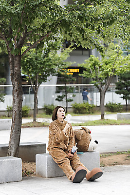 포토 JPG 주간 전신 나무 여학생 여자 음료 대학생 대학생라이프 휴식 피곤 한명 사람 앉기 20대 성인 야외 앞모습 곰인형 한국인 열정 여대생 아르바이트 인형탈 힘듦 성인여자한명만 판교 최저임금 비정규직 손풍기 국내포토 자연요소 식물 1 학생 라이프스타일 감정 인형 뷰포인트 컨셉 비즈니스 모션 동양인 청년 경제 선풍기 휴대용 탈 여자한명만 성인여자만 분당 파일형식