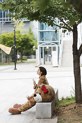 포토 JPG 주간 전신 나무 여학생 여자 음료 대학생 대학생라이프 휴식 피곤 한명 사람 앉기 20대 성인 야외 옆모습 곰인형 한국인 선풍기 열정 여대생 아르바이트 인형탈 힘듦 성인여자한명만 판교 최저임금 비정규직 손풍기 국내포토 자연요소 식물 1 학생 라이프스타일 감정 인형 뷰포인트 컨셉 비즈니스 모션 동양인 청년 경제 가전제품 휴대용 탈 여자한명만 성인여자만 분당 파일형식