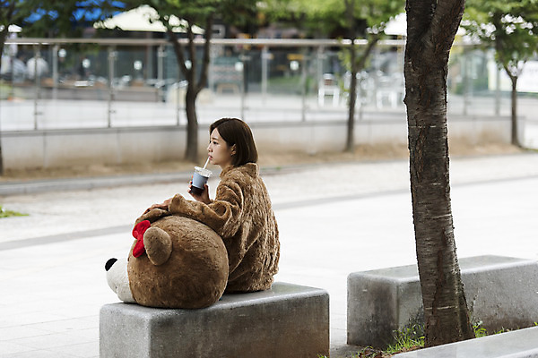 포토 JPG 주간 나무 여학생 여자 음료 대학생 대학생라이프 휴식 피곤 한명 사람 앉기 상반신 20대 성인 야외 옆모습 곰인형 한국인 열정 여대생 아르바이트 인형탈 힘듦 성인여자한명만 판교 최저임금 비정규직 국내포토 자연요소 식물 1 학생 라이프스타일 감정 인형 뷰포인트 컨셉 비즈니스 모션 동양인 청년 경제 탈 여자한명만 성인여자만 분당 파일형식