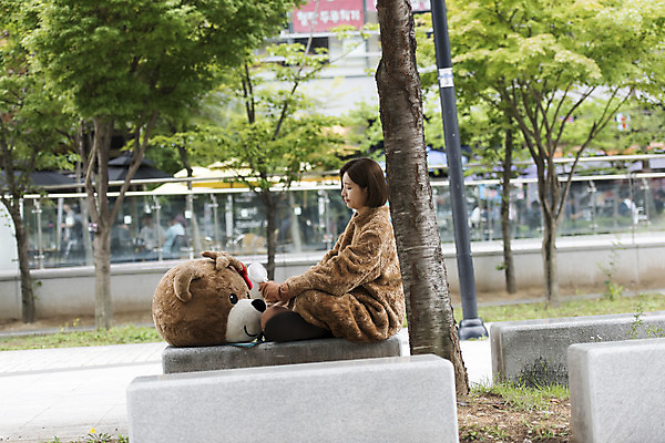 포토 JPG 주간 전신 나무 여학생 여자 대학생 대학생라이프 피곤 한명 사람 앉기 20대 성인 야외 옆모습 곰인형 한국인 선풍기 전단 열정 여대생 아르바이트 인형탈 힘듦 성인여자한명만 판교 최저임금 비정규직 손풍기 국내포토 자연요소 식물 1 학생 라이프스타일 감정 인형 뷰포인트 컨셉 비즈니스 모션 동양인 청년 경제 가전제품 휴대용 홍보물 탈 여자한명만 성인여자만 분당 파일형식