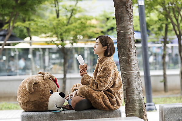 포토 JPG 주간 전신 여학생 여자 음료 대학생 대학생라이프 피곤 한명 사람 앉기 20대 성인 야외 옆모습 곰인형 한국인 선풍기 전단 열정 여대생 아르바이트 인형탈 힘듦 성인여자한명만 판교 최저임금 비정규직 손풍기 국내포토 자연요소 1 학생 라이프스타일 감정 인형 뷰포인트 컨셉 비즈니스 모션 동양인 청년 경제 가전제품 휴대용 홍보물 탈 여자한명만 성인여자만 분당 파일형식