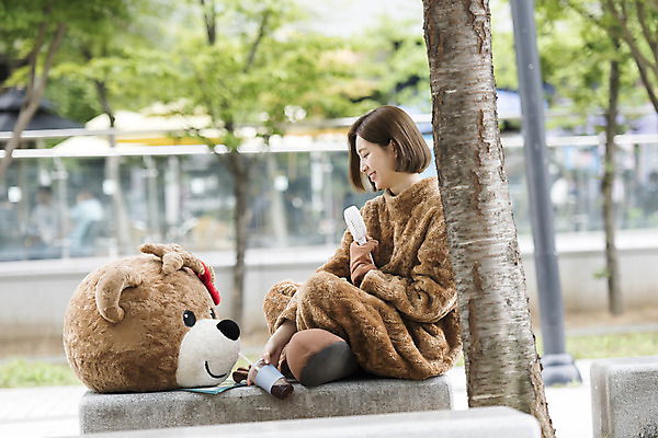 포토 JPG 주간 전신 나무 여학생 여자 음료 대학생 대학생라이프 피곤 한명 사람 앉기 20대 성인 야외 옆모습 곰인형 한국인 선풍기 전단 열정 여대생 아르바이트 인형탈 힘듦 성인여자한명만 판교 최저임금 비정규직 손풍기 국내포토 자연요소 식물 1 학생 라이프스타일 감정 인형 뷰포인트 컨셉 비즈니스 모션 동양인 청년 경제 가전제품 휴대용 홍보물 탈 여자한명만 성인여자만 분당 파일형식