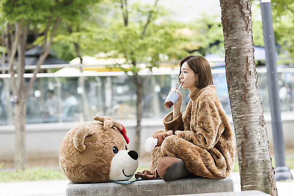 포토 JPG 주간 전신 나무 여학생 여자 음료 대학생 대학생라이프 휴식 피곤 한명 사람 20대 성인 야외 옆모습 곰인형 한국인 선풍기 전단 열정 여대생 아르바이트 인형탈 힘듦 성인여자한명만 판교 최저임금 비정규직 손풍기 국내포토 자연요소 식물 1 학생 라이프스타일 감정 인형 뷰포인트 컨셉 비즈니스 동양인 청년 경제 가전제품 휴대용 홍보물 탈 여자한명만 성인여자만 분당 파일형식