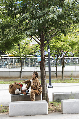 포토 JPG 주간 전신 나무 여학생 여자 음료 대학생 대학생라이프 휴식 피곤 한명 사람 앉기 20대 성인 야외 옆모습 곰인형 한국인 선풍기 열정 여대생 아르바이트 인형탈 힘듦 성인여자한명만 판교 최저임금 비정규직 손풍기 국내포토 자연요소 식물 1 학생 라이프스타일 감정 인형 뷰포인트 컨셉 비즈니스 모션 동양인 청년 경제 가전제품 휴대용 탈 여자한명만 성인여자만 분당 파일형식