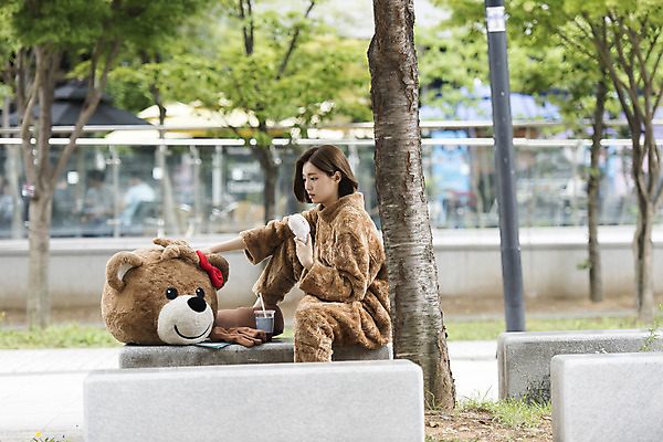 포토 JPG 주간 전신 여학생 여자 음료 대학생 대학생라이프 휴식 피곤 한명 사람 앉기 20대 성인 야외 옆모습 곰인형 한국인 선풍기 열정 여대생 아르바이트 인형탈 힘듦 성인여자한명만 판교 최저임금 비정규직 손풍기 국내포토 자연요소 1 학생 라이프스타일 감정 인형 뷰포인트 컨셉 비즈니스 모션 동양인 청년 경제 가전제품 휴대용 탈 여자한명만 성인여자만 분당 파일형식