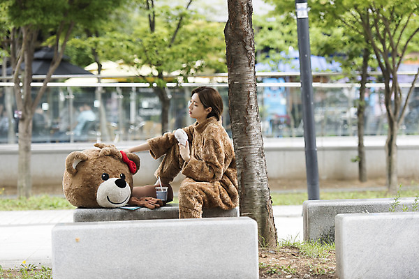 포토 JPG 주간 전신 나무 여학생 여자 음료 대학생 대학생라이프 휴식 피곤 한명 사람 앉기 20대 성인 야외 옆모습 곰인형 한국인 선풍기 열정 여대생 아르바이트 인형탈 힘듦 성인여자한명만 판교 최저임금 비정규직 손풍기 국내포토 자연요소 식물 1 학생 라이프스타일 감정 인형 뷰포인트 컨셉 비즈니스 모션 동양인 청년 경제 가전제품 휴대용 탈 여자한명만 성인여자만 분당 파일형식