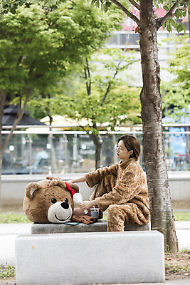포토 JPG 주간 전신 나무 여학생 여자 음료 대학생 대학생라이프 휴식 피곤 한명 사람 앉기 20대 성인 야외 옆모습 곰인형 한국인 선풍기 열정 여대생 아르바이트 인형탈 힘듦 성인여자한명만 판교 최저임금 비정규직 손풍기 국내포토 자연요소 식물 1 학생 라이프스타일 감정 인형 뷰포인트 컨셉 비즈니스 모션 동양인 청년 경제 가전제품 휴대용 탈 여자한명만 성인여자만 분당 파일형식