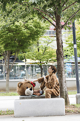 포토 JPG 주간 전신 나무 여학생 여자 음료 대학생 대학생라이프 휴식 피곤 한명 사람 앉기 20대 성인 야외 옆모습 곰인형 한국인 선풍기 전단 열정 여대생 아르바이트 인형탈 힘듦 성인여자한명만 판교 최저임금 비정규직 손풍기 국내포토 자연요소 식물 1 학생 라이프스타일 감정 인형 뷰포인트 컨셉 비즈니스 모션 동양인 청년 경제 가전제품 휴대용 홍보물 탈 여자한명만 성인여자만 분당 파일형식